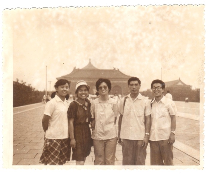 1985�걱��Ѧ÷�ɣ��У���ף������ʦ�ͱ������ѧԱ��������1������������2�������ף���1����Ӱ��(1)