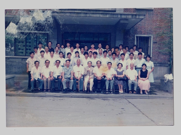 1989��7��31�ա�8��1�գ�����ʡ������Э�����һ�λ������������У�ԭ��ʡ���Ű�԰����5����ʡ�˴����������Y����6�����������г����Ӿ�����7�����쵼ͬ־�μ��˿�Ļʽ��ͼΪ����Ӱ��(1)